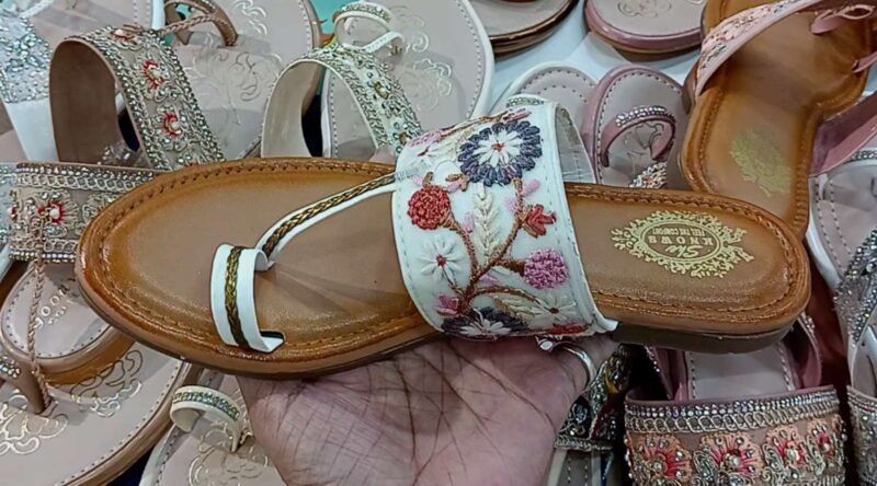 Best Quality Kolhapuri Chappal For Women's Under 299/ Latest Fashion of Kolhapuri (White / brown) - Image 3