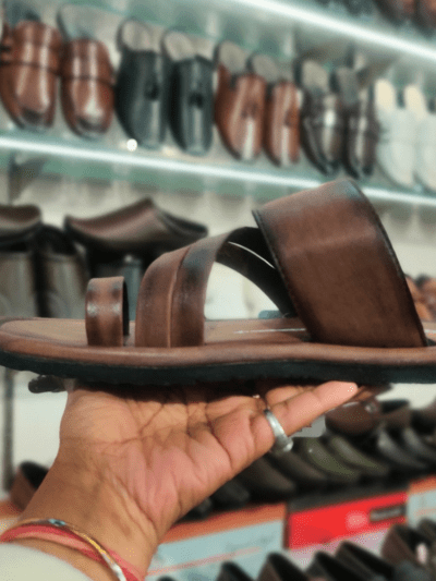 Toe ring brown sandal for men looks like leather slipper