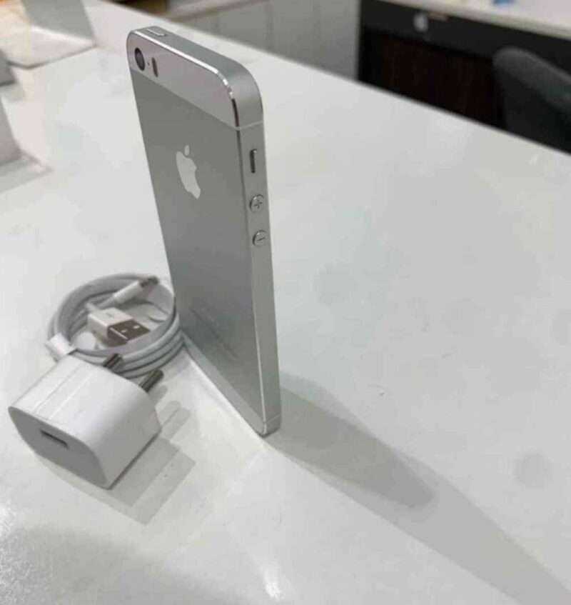 Apple iPhone 5s 16Gb Mobile Phone - Silver Refurbished - Image 3